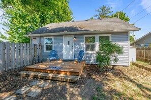 Terrace/patio - Charming Blue Bungalow in Eugene, 2BR/1BA, pet-friendly, close to downtown & Autzen. (Eugene)