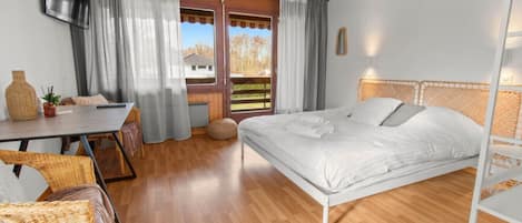 BĂŒgeleisen/BĂŒgelbrett, Reisekinderbett, WLAN, BettwĂ€sche