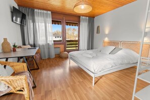 Silitysrauta/-lauta, vauvan matkasänky, Wi-Fi, vuodevaatteet