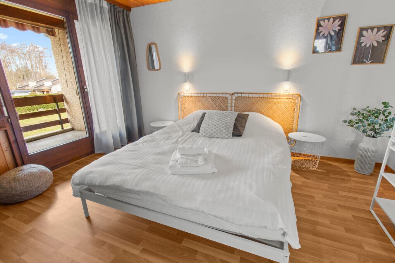 Tabla de planchar con plancha, cuna de viaje, wifi y ropa de cama 