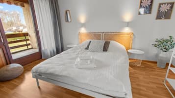 Tabla de planchar con plancha, cuna de viaje, wifi y ropa de cama