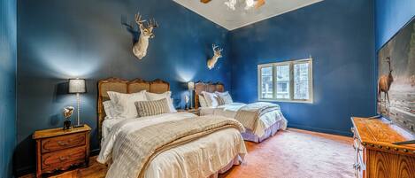 Chalet, useita sänkyjä, patio, jokinäköala (Unit 207)