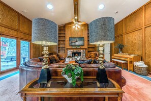 Nhà gỗ, nhiều giường, sân hiên, quang cảnh sông (Unit 207) | Khu phòng khách