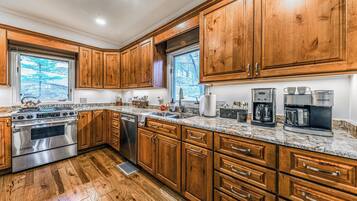 Chalet, Multiple Beds, Patio, River View (Unit 207) | Private kitchen