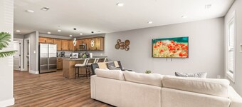 Highland Promenades B 104 (Walk to UTK, Free Parking)