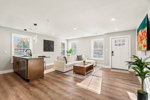 Highland Promenades D 102 (walk to UTK, Free Parking)