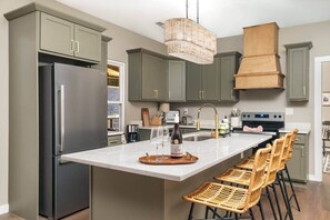 Fridge, microwave, oven, stovetop - The Little River Nest, 2 Master Suites w/King Beds (Walland)