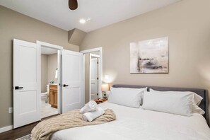 3 bedrooms, iron/ironing board, WiFi, bed sheets - The Little River Nest, 2 Master Suites w/King Beds (Walland)