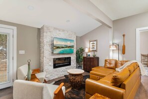 Fireplace - The Little River Nest, 2 Master Suites w/King Beds (Walland)