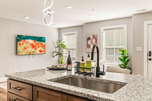 Highland Promenades C 103 (walk to UTK, Free Parking)