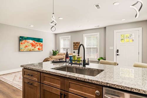 Highland Promenades A 105 (walk to UTK, Free Parking)