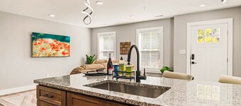 Highland Promenades A 105 (walk to UTK, Free Parking)