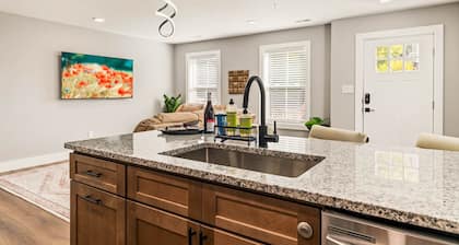 Highland Promenades A 105 (walk to UTK, Free Parking)