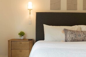 3 habitaciones, tabla de planchar con plancha, wifi y ropa de cama 