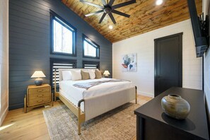 3 bedrooms, WiFi, bed sheets - River Access Cabin w/ Hot Tub & Fire Pit (Broken Bow)