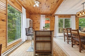 Dining - Modern Cottage Laurentians Private Pool & Nature (Brownsburg)