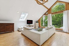 TV, fireplace, offices - Modern Cottage Laurentians Private Pool & Nature (Brownsburg)