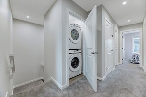 Interior - Bright & Modern Home, Sleeps 8+, Fully Equipped Kitchen, & Garage Parking! (Edmonton)