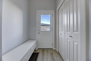 Interior - Bright & Modern Home, Sleeps 8+, Fully Equipped Kitchen, & Garage Parking! (Edmonton)