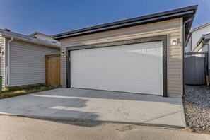 Property grounds - Bright & Modern Home, Sleeps 8+, Fully Equipped Kitchen, & Garage Parking! (Edmonton)