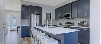 Bright & Modern Home, Sleeps 8+, Fully Equipped Kitchen, & Garage Parking!