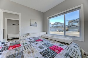 Room - Bright & Modern Home, Sleeps 8+, Fully Equipped Kitchen, & Garage Parking! (Edmonton)
