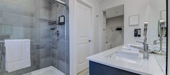 Bright & Modern Home, Sleeps 8+, Fully Equipped Kitchen, & Garage Parking!