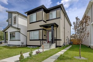 Exterior - Bright & Modern Home, Sleeps 8+, Fully Equipped Kitchen, & Garage Parking! (Edmonton)