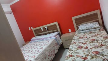 Tabla de planchar con plancha, internet y ropa de cama
