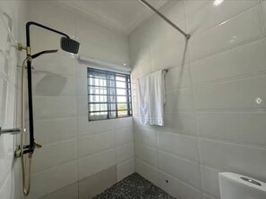 Bathroom - Triple Villa @ East Airport. Your home from home (Accra)