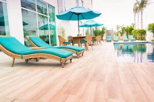 Piscina externa, funciona das 8h30 às 21h, guarda-sóis, espreguiçadeiras