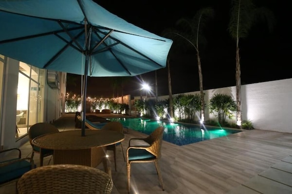 Piscina externa, funciona das 8h30 às 21h, guarda-sóis, espreguiçadeiras