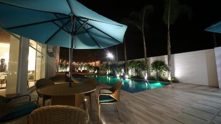 Outdoor pool, open 8:30 AM to 9:00 PM, pool umbrellas, pool loungers. Hotel Aquamarina Manta