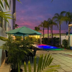 Outdoor pool, open 8:30 AM to 9:00 PM, pool umbrellas, pool loungers - Hotel Aquamarina Manta (Manta)