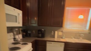 Private kitchen - Peaceful 3-bedroom house with garage and AC in a charming subdivision in Benton. (Benton)
