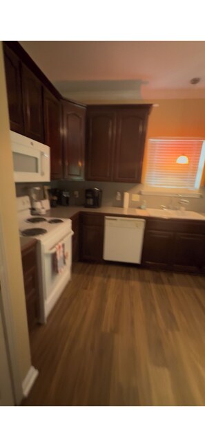 Private kitchen - Peaceful 3-bedroom house with garage and AC in a charming subdivision in Benton. (Benton)
