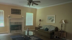 Living area - Peaceful 3-bedroom house with garage and AC in a charming subdivision in Benton. (Benton)