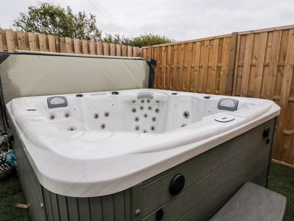 Outdoor spa tub - Seaview Wellness Retreat (Carnoustie)