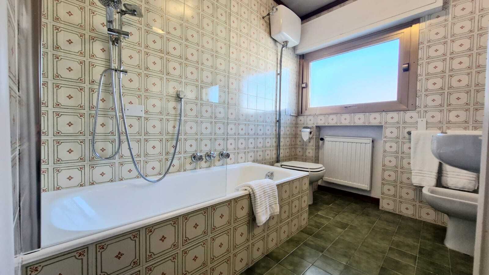 Dusche, Haartrockner, Bidet, Handtücher