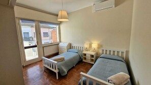 3 chambres, fer et planche à repasser, lit de bébé portatif