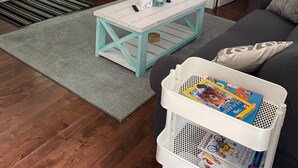 A living room with a fireplace, a television, a sofa, and a coffee table. - Woodland Beach House in lovely Tiny Beaches! (Elmvale)
