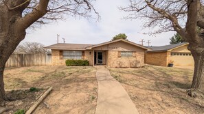 Exterior - Charming Lubbock Oasis: Spacious & Family-Friendly 3BR (Lubbock)