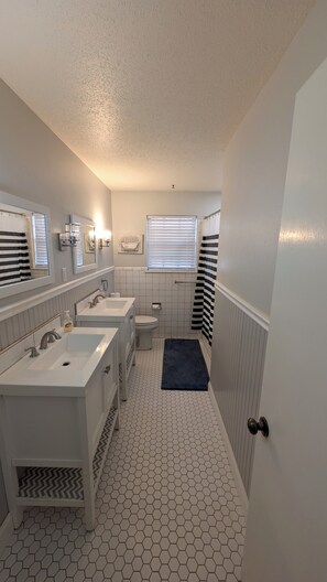 Shower, towels, soap, shampoo - Charming Lubbock Oasis: Spacious & Family-Friendly 3BR (Lubbock)