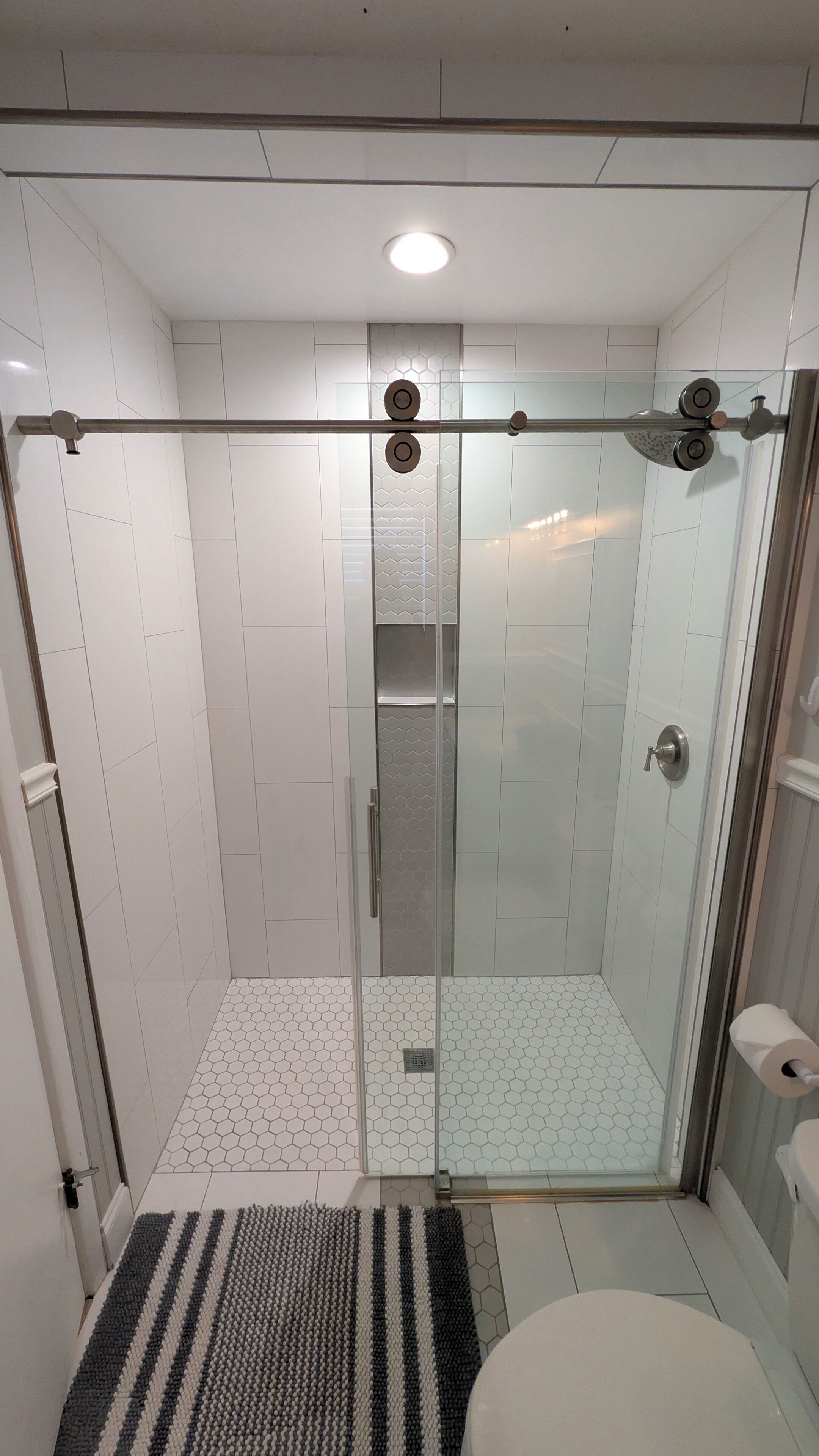 Chuveiro, toalhas de banho, sabonete, shampoo