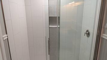 Chuveiro, toalhas de banho, sabonete, shampoo
