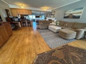Living area - Sunsets on Houghton Lake (Houghton Lake)
