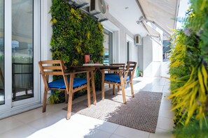 Outdoor dining - Artistic 2bedroom Luxury Hop to Acropolis (Athina)