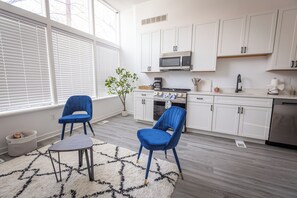 Fridge, microwave, oven, stovetop - Cozy 2BR in Prime Strip District (Pittsburgh)