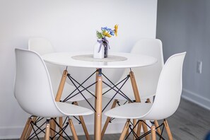 Dining - Cozy 2BR in Prime Strip District (Pittsburgh)