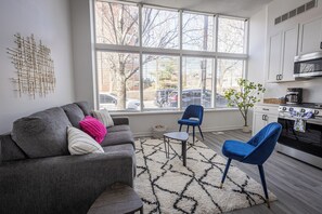 Smart TV - Cozy 2BR in Prime Strip District (Pittsburgh)